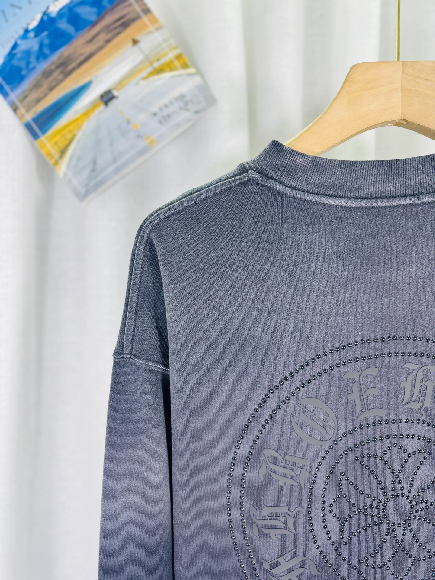 P280 top version, real shot without P, ​​different from market currency) 𝗖𝗵𝗿𝗼𝗺𝗲 𝗛𝗲𝗮𝗿𝘁𝘀/Croxin 2025 Autumn and Winter New Original Single Counter American 3D Rivets and Drill Couple Casual Sweater 👑The highest version! Customized fabric 430g tripe terry fabric! American-style pickled and distressed original fabric, laser-burned flowers, rivets and diamonds, exquisite embroidery of letters! The best-selling model in the counter, very comfortable to wear. Accessories: original molded and authenticated collar label➕100% silk wash label. Genuine purchase-grade original hangtag➕matching hanging rope➕3D hanging beads➕original packaging bag. Craftsmanship: The original version has consistent wiring! The highest version of the armhole matching technique! Color: Pink Black Green Purple Size: S M L XL Style Number: 25-363